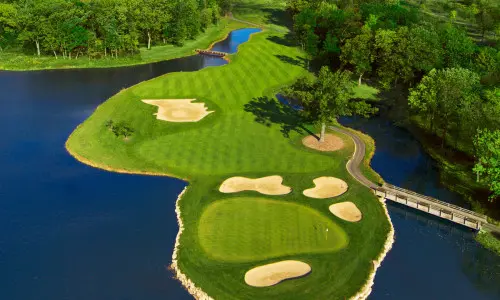 Terrain de golf entouré d'eau