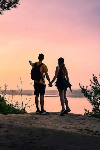 Un couple surplombe une rivière au Buffalo Rock Sate Park à Ottawa.