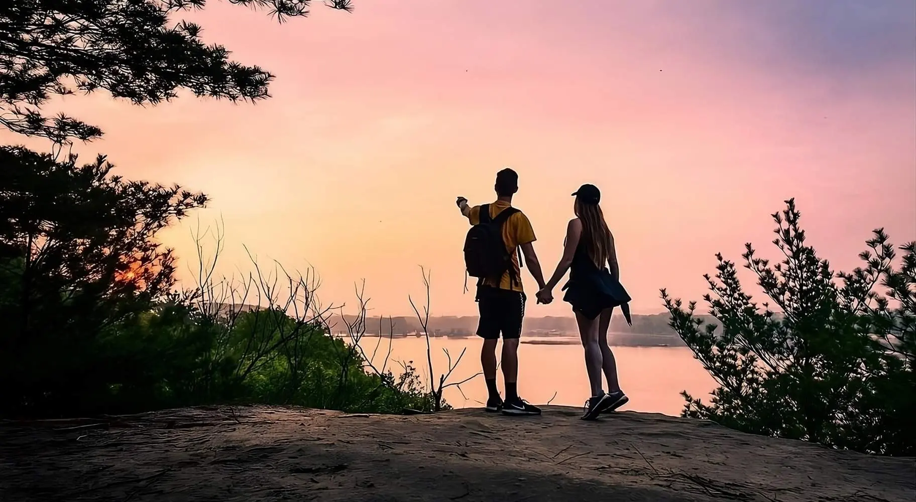 Un couple surplombe une rivière au Buffalo Rock Sate Park à Ottawa.