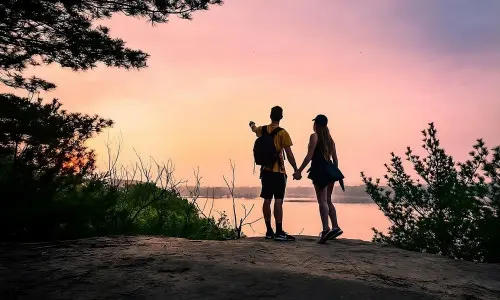 Un couple surplombe une rivière au Buffalo Rock Sate Park à Ottawa.