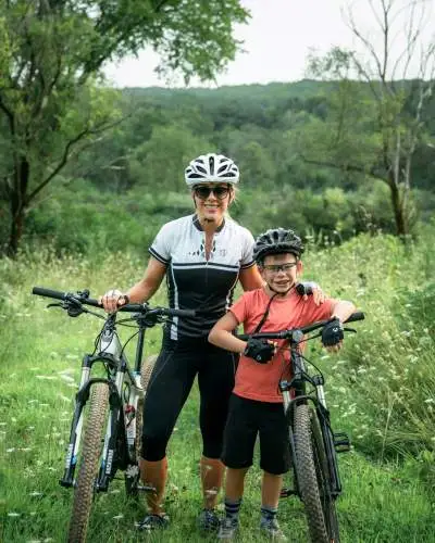 Une mère et son fils à vélo à Rockford