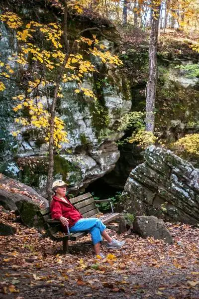 Personne assise sur un banc dans la forêt