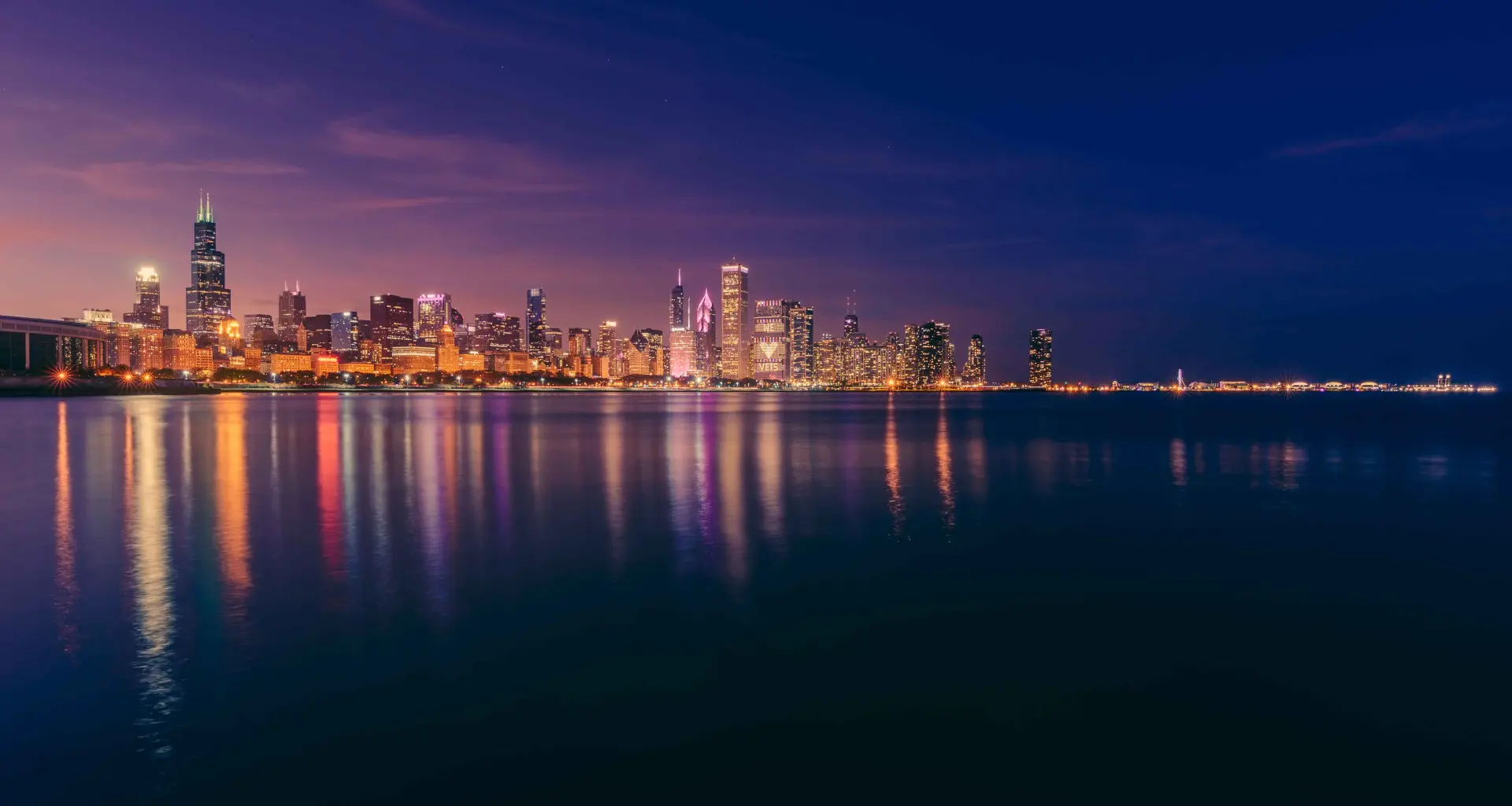 Vue du lac et de la ligne d'horizon de Chicago la nuit