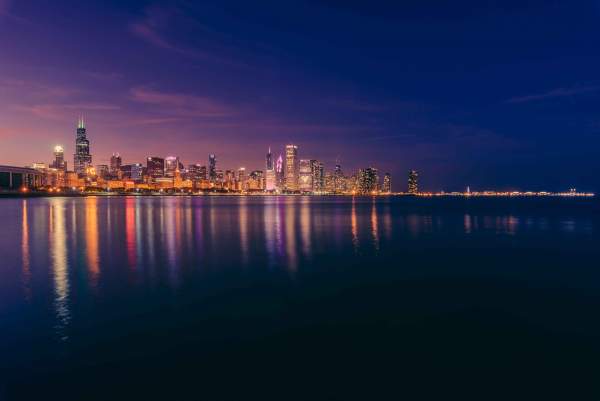 Vue du lac et de la ligne d'horizon de Chicago la nuit