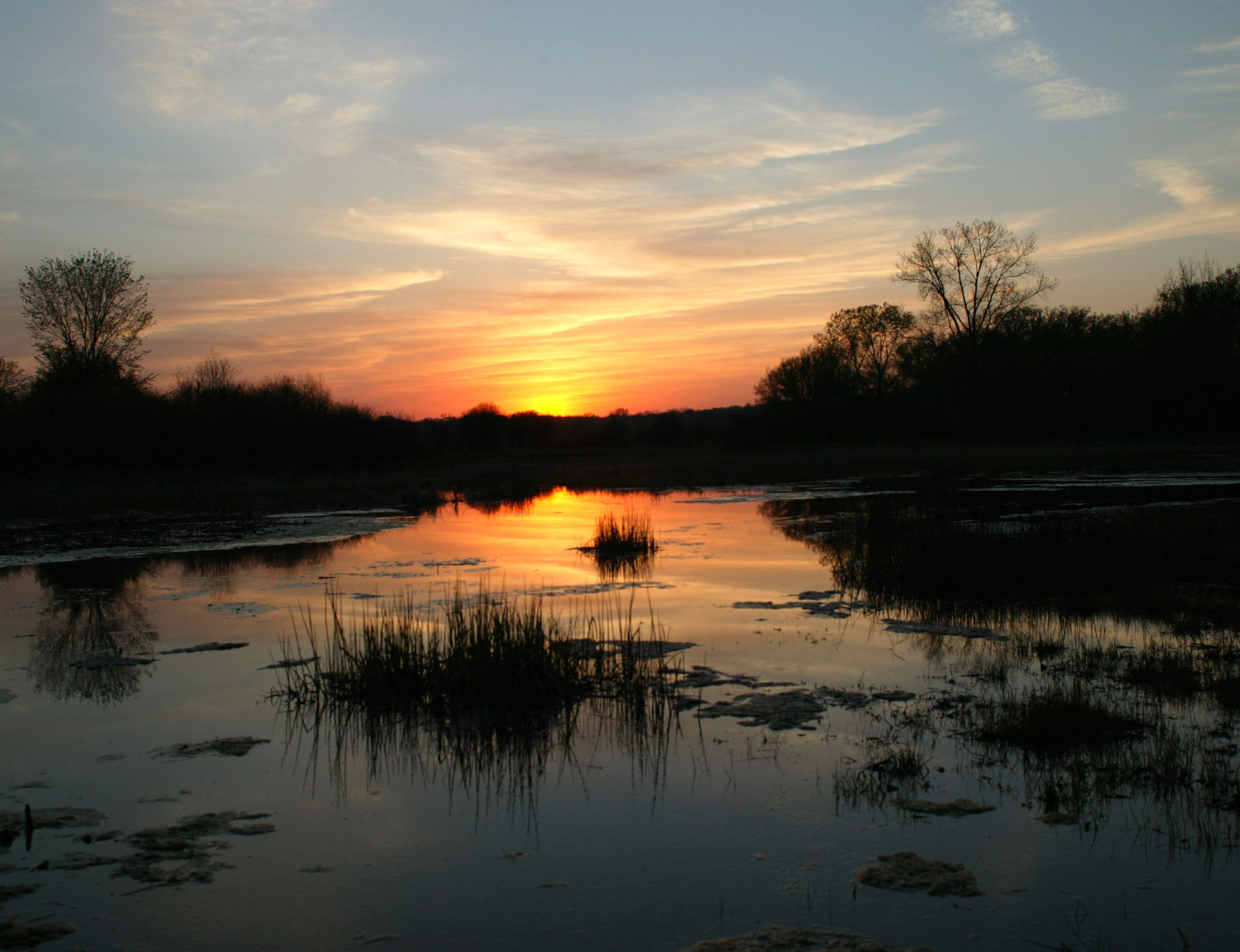 Coucher de soleil sur l'eau au parc d'État Chain O Lakes dans la vallée de la rivière Fox