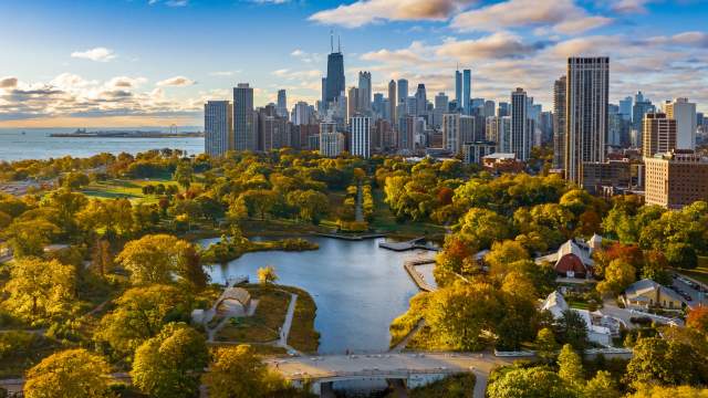 L'horizon de Chicago et le parc Lincoln au lever du soleil