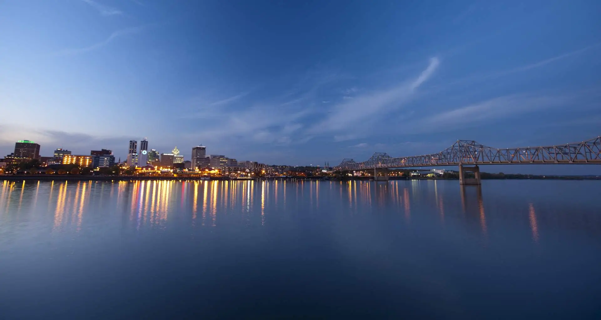 Rivière avec ville et lumières derrière elle