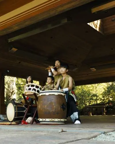 Un groupe se produit aux Jardins japonais d'Anderson à Rockford