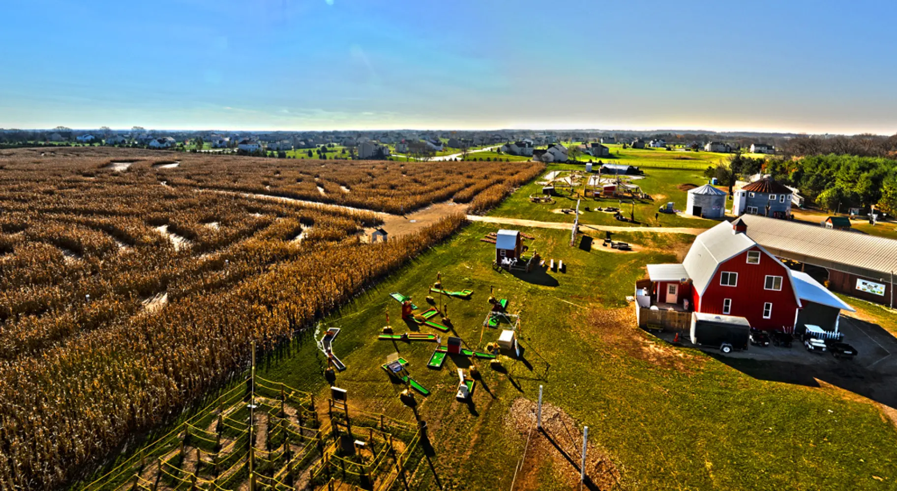 Un labyrinthe de maïs avec une maison de ferme