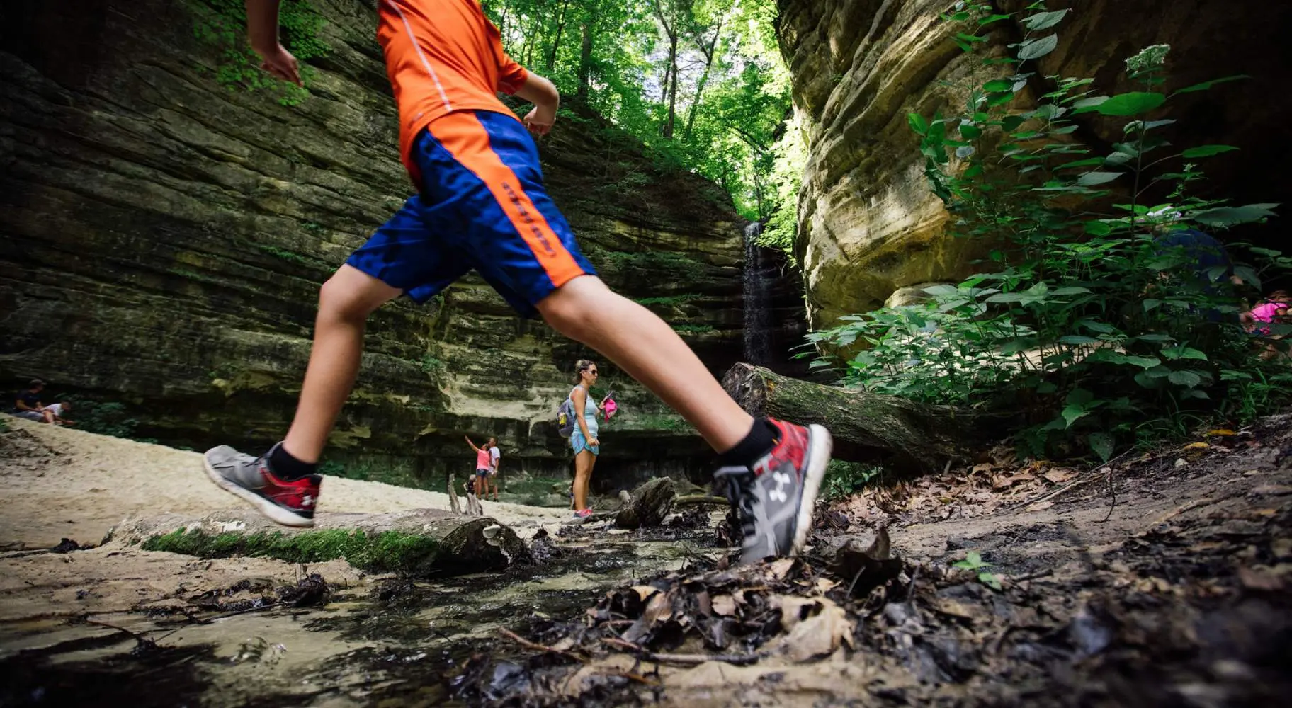 des enfants qui paient avec des rochers de chaque côté d'eux 