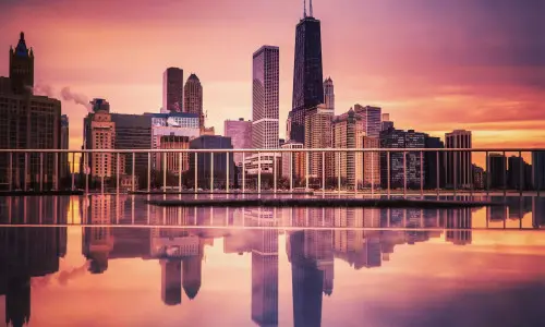 Coucher de soleil sur l'horizon de Chicago et le lac Michigan