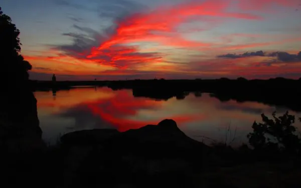 Un magnifique coucher de soleil sur les rivières Fox et Illinois à Ottawa