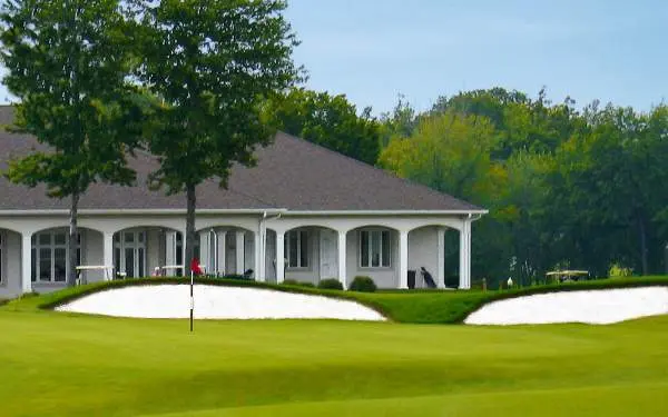 Un bâtiment et un terrain de golf devant lui
