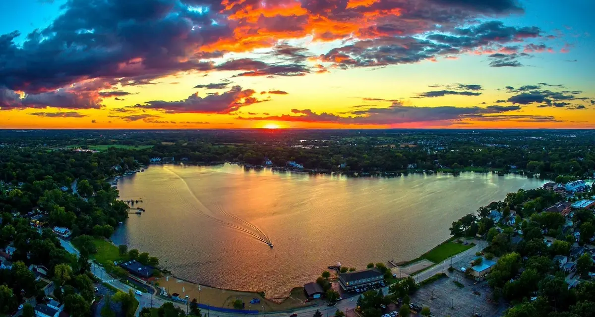 Vue aérienne du lac Diamond au coucher du soleil