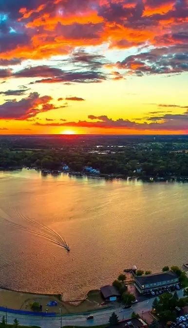 Vue aérienne du lac Diamond au coucher du soleil