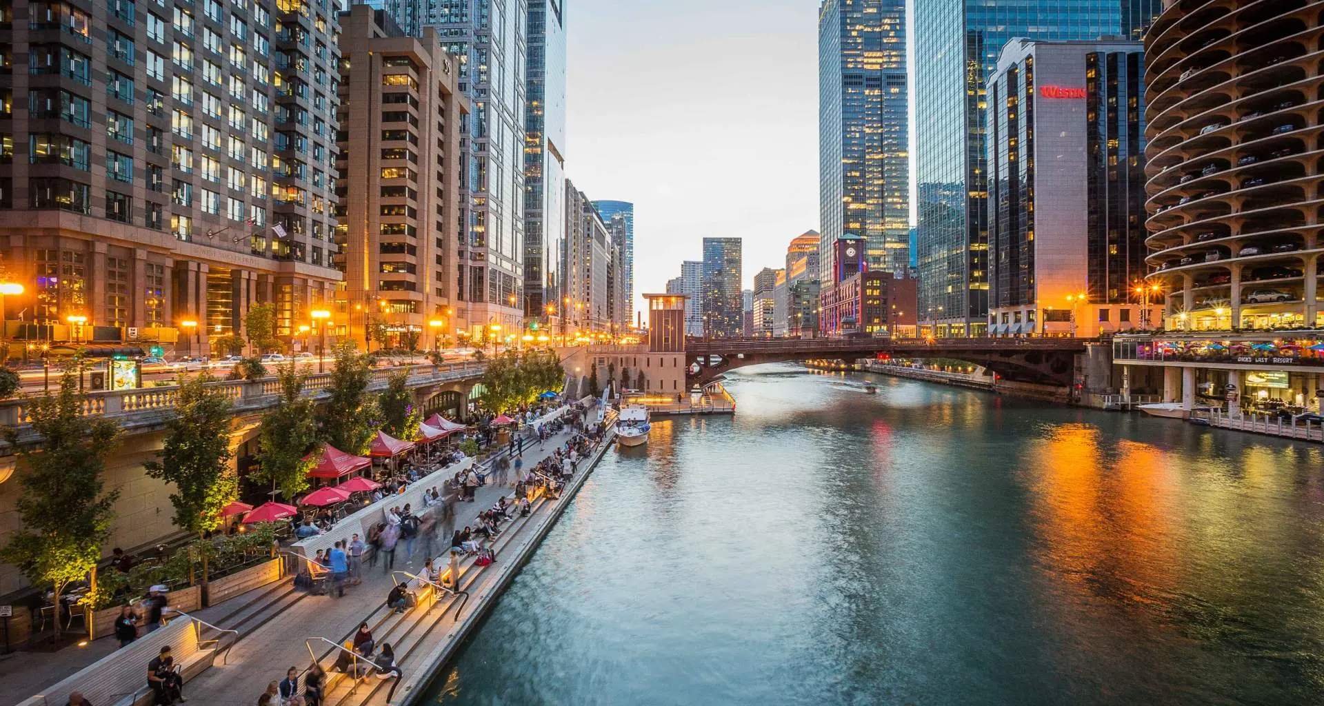Vue sur la rivière Chicago avec les gratte-ciel