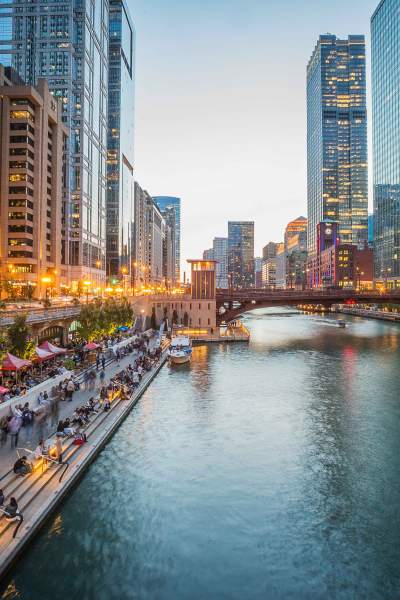 Vue sur la rivière Chicago avec les gratte-ciel