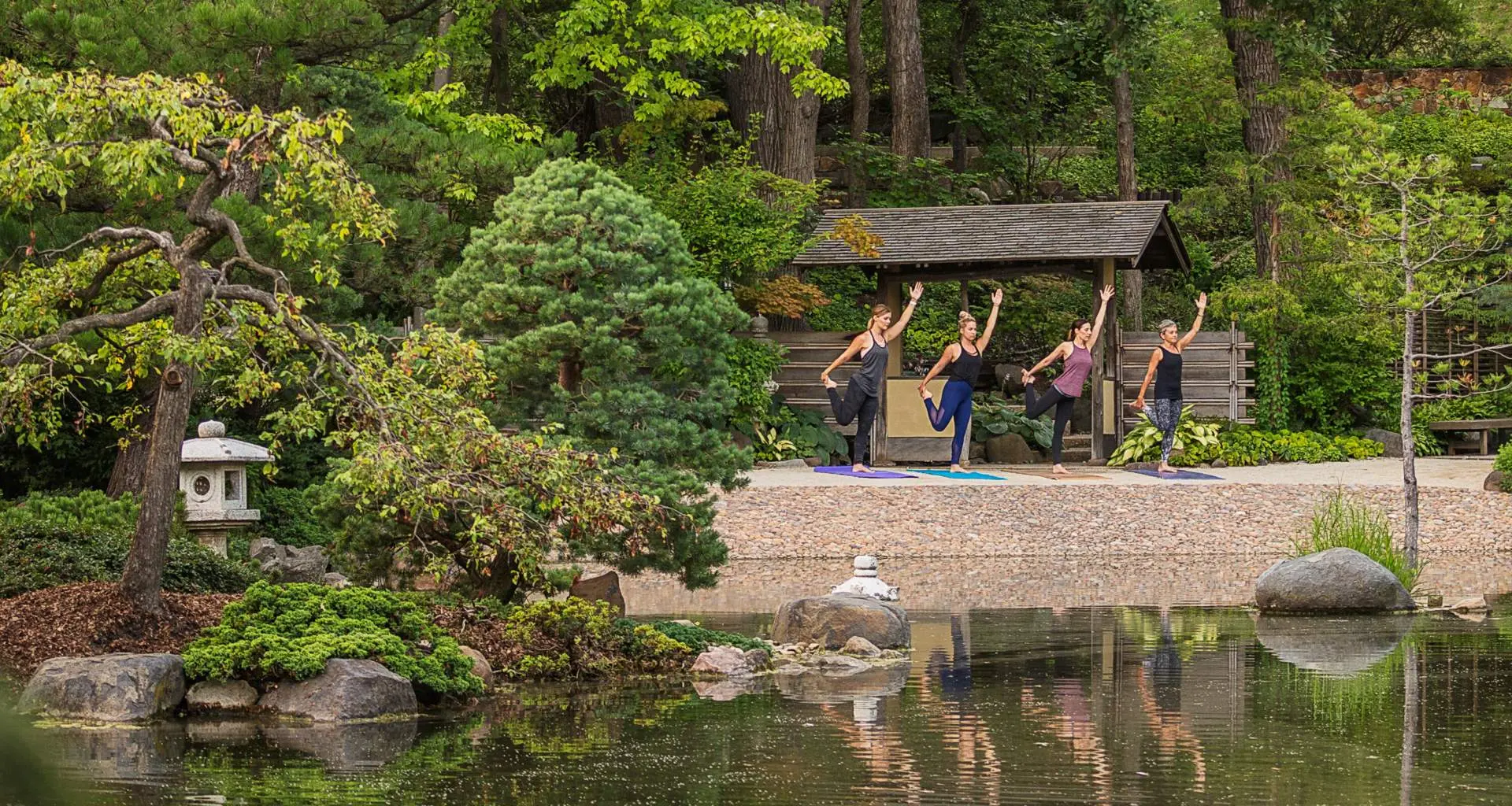 Personnes faisant du yoga au bord du lac