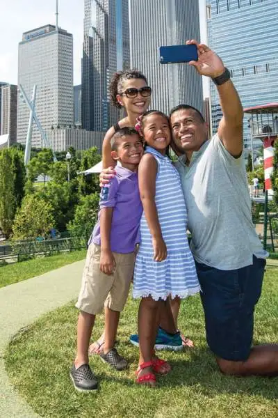 Une famille prend un selfie au parc Maggie Daley à Chicago.