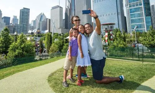 Une famille prend un selfie au parc Maggie Daley à Chicago.