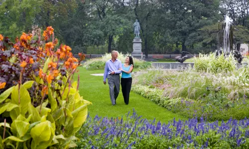 Couple marchant dans le jardin