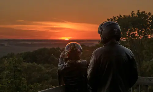 Deux cyclistes avec vue sur le parc d'État Pere Marquette au coucher du soleil