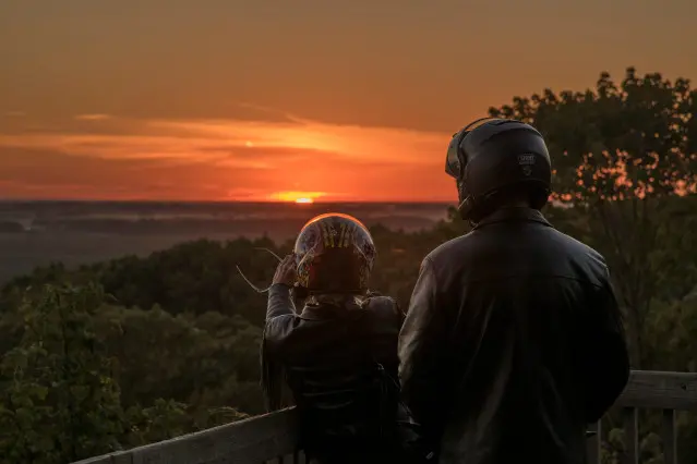 Deux cyclistes avec vue sur le Pere Marquette State Park au coucher du soleil