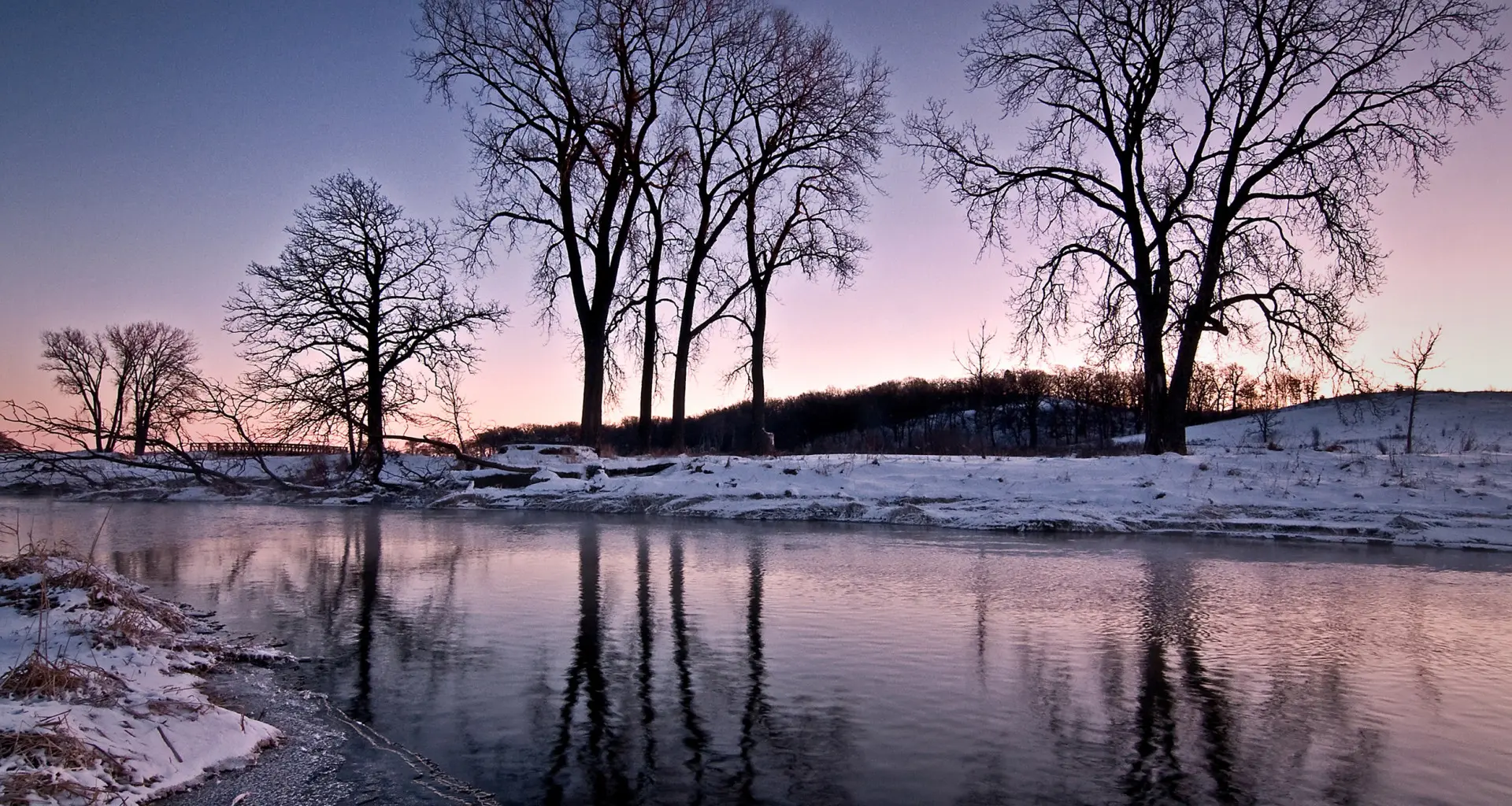 Les rives enneigées de la rivière Nippersink au crépuscule, à Glacial Park, dans le comté de McHenry.