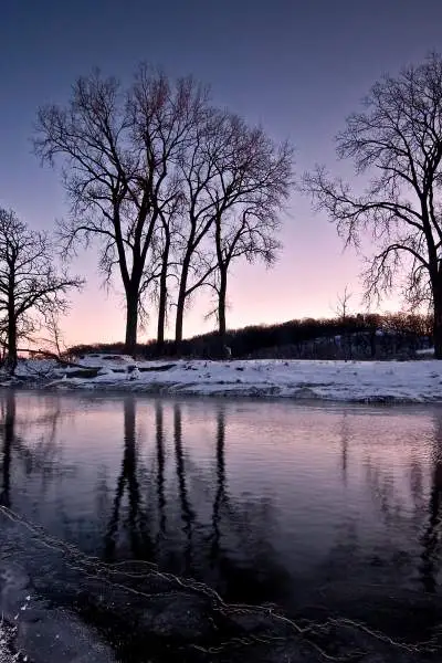 Les rives enneigées de la rivière Nippersink au crépuscule, à Glacial Park, dans le comté de McHenry.