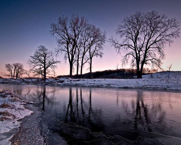 Les rives enneigées de la rivière Nippersink au crépuscule, à Glacial Park, dans le comté de McHenry.