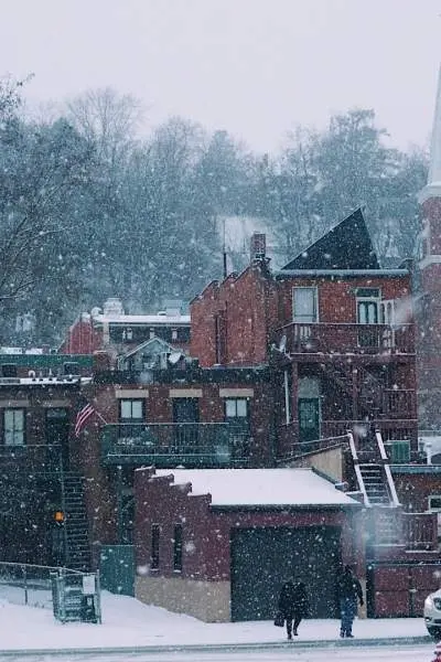 Neige tombant sur les bâtiments 