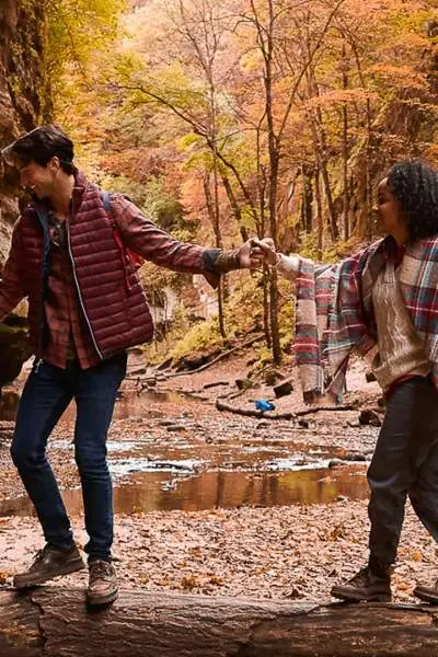 Couple en randonnée dans les bois à l'automne.