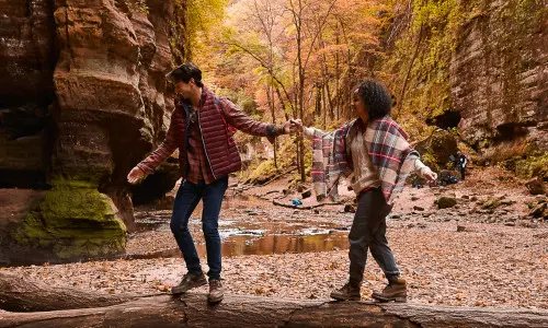 Couple qui se promène dans les bois à l'automne.