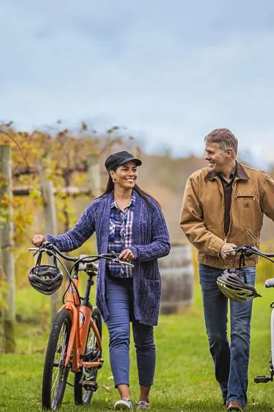 Un couple se promenant à vélo dans les vignes