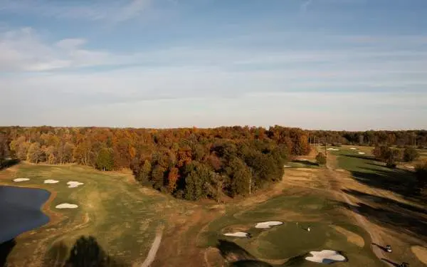Vue aérienne d'un terrain de golf à l'automne
