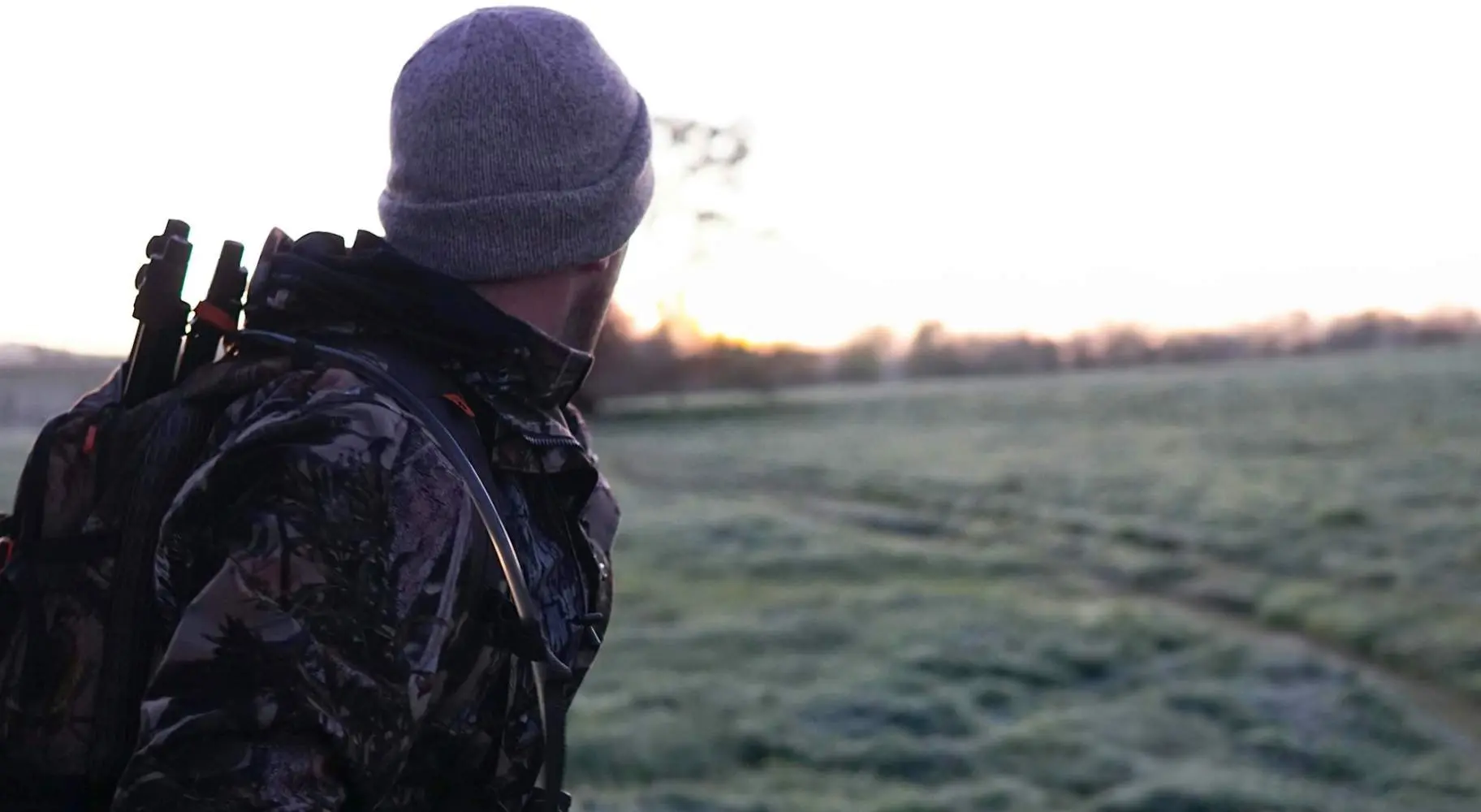 Un chasseur regarde l'horizon