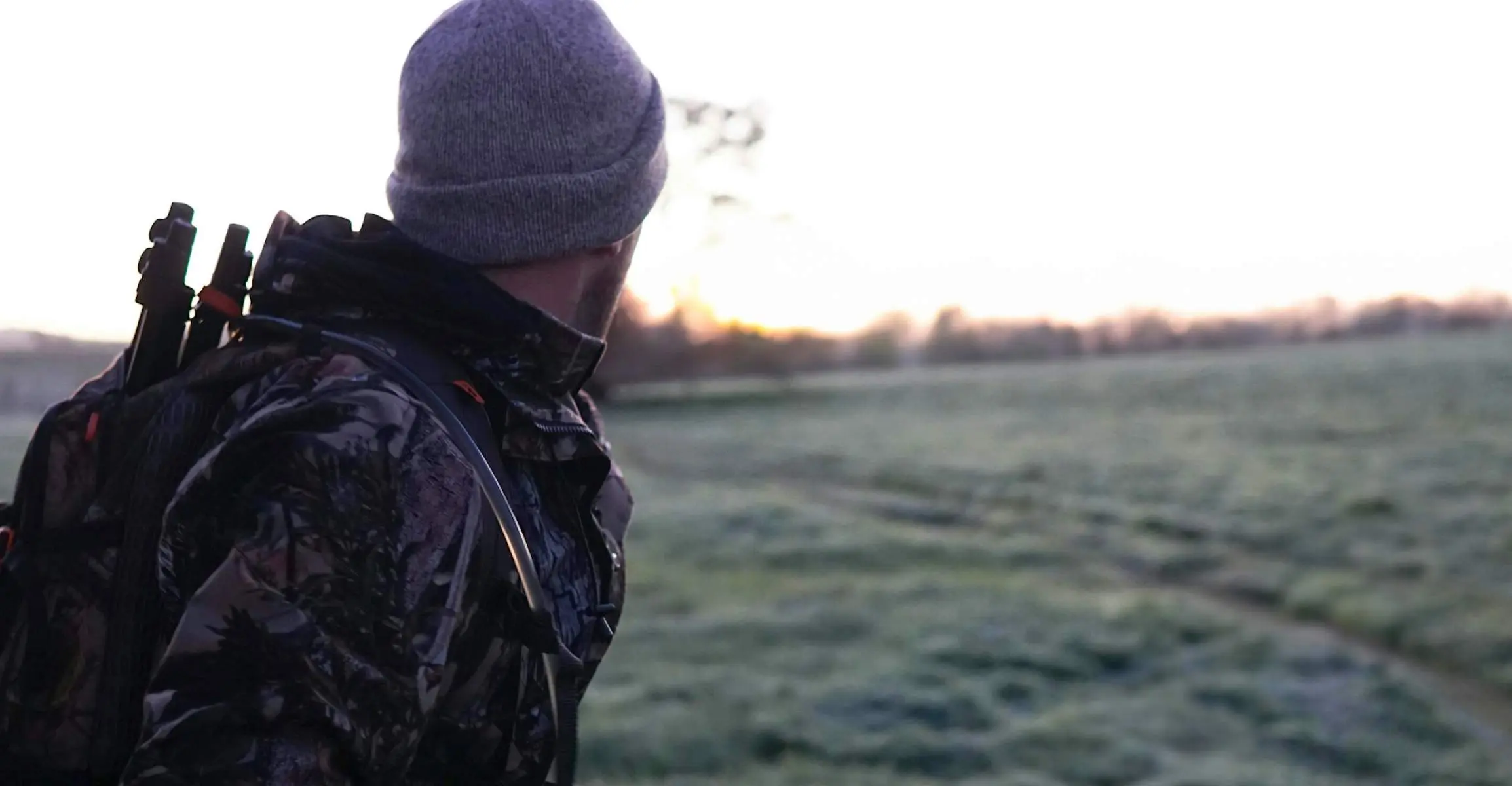 Un chasseur regarde l'horizon