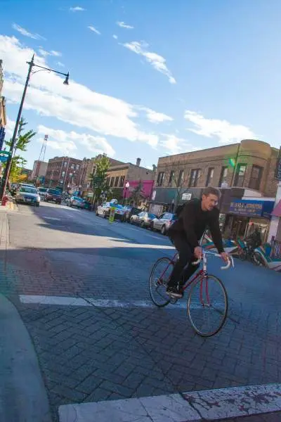 Un homme à vélo sur Clark Street.