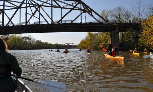 Un groupe de personnes descendant la rivière en canoë.