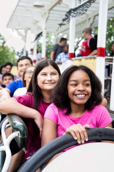 Des enfants dans un parc d'attractions à Six Flags.