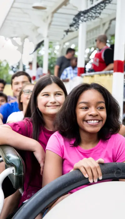 Des enfants dans un parc d'attractions à Six Flags.