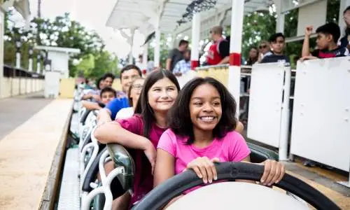 Des enfants dans un parc d'attractions à Six Flags.