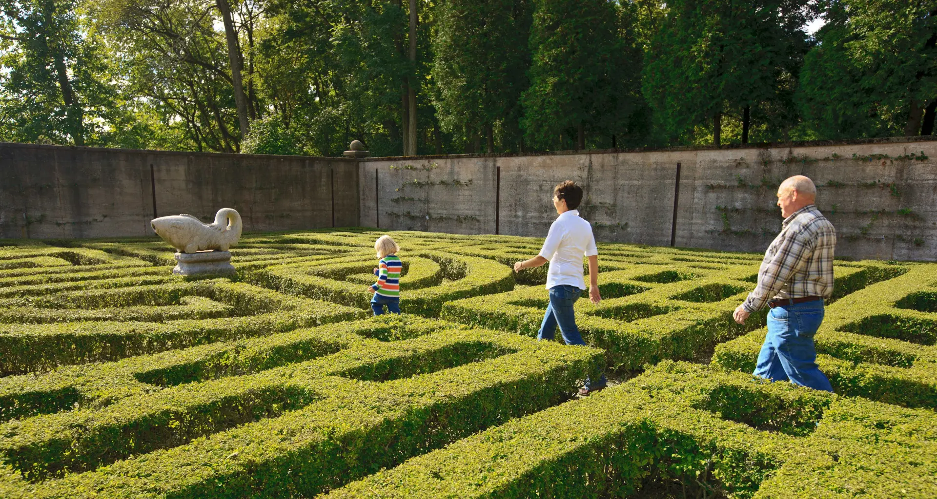 Personnes marchant dans un jardin labyrinthe