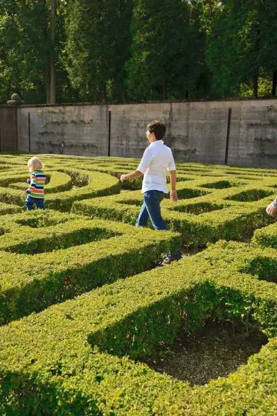 Personnes marchant dans un jardin labyrinthe