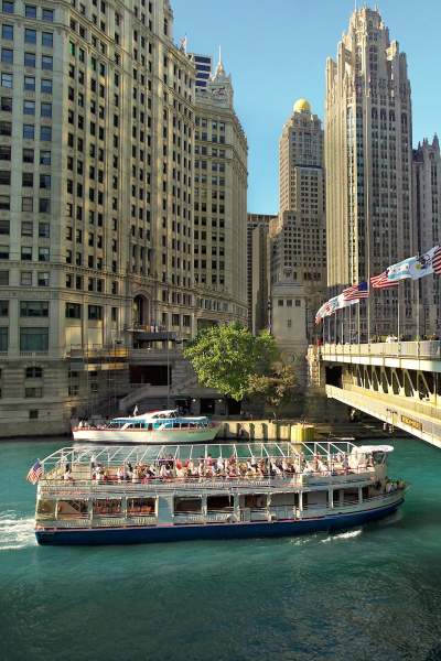 Un bateau d'architecture passe sous un pont à Chicago