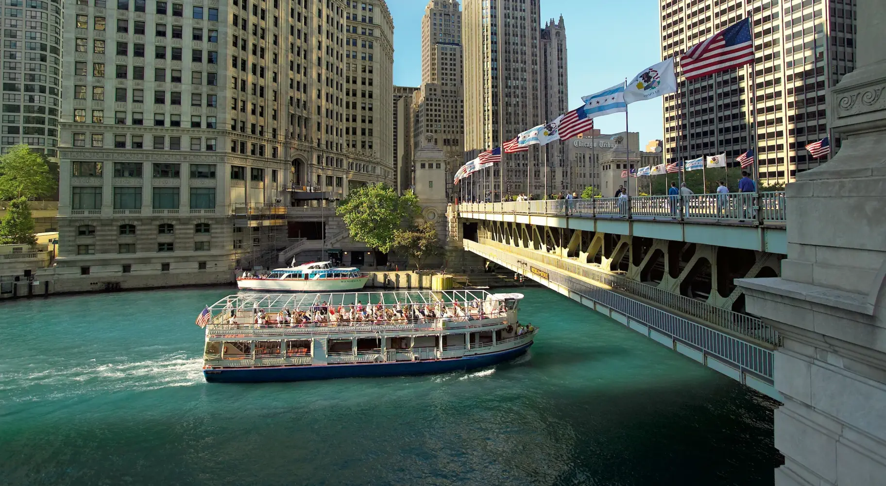 Un bateau passe sous un pont à Chicago au cours d'une excursion sur la rivière sur le thème de l'architecture 