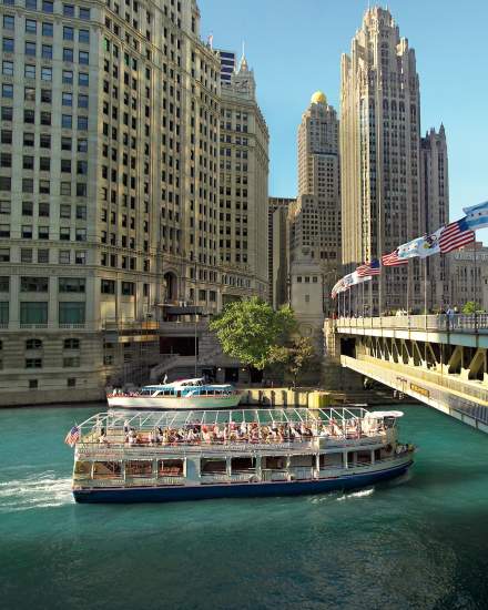 Un bateau passe sous un pont à Chicago au cours d'une excursion sur la rivière sur le thème de l'architecture