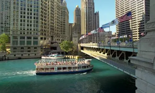 Un bateau passe sous un pont à Chicago au cours d'une excursion sur la rivière sur le thème de l'architecture 