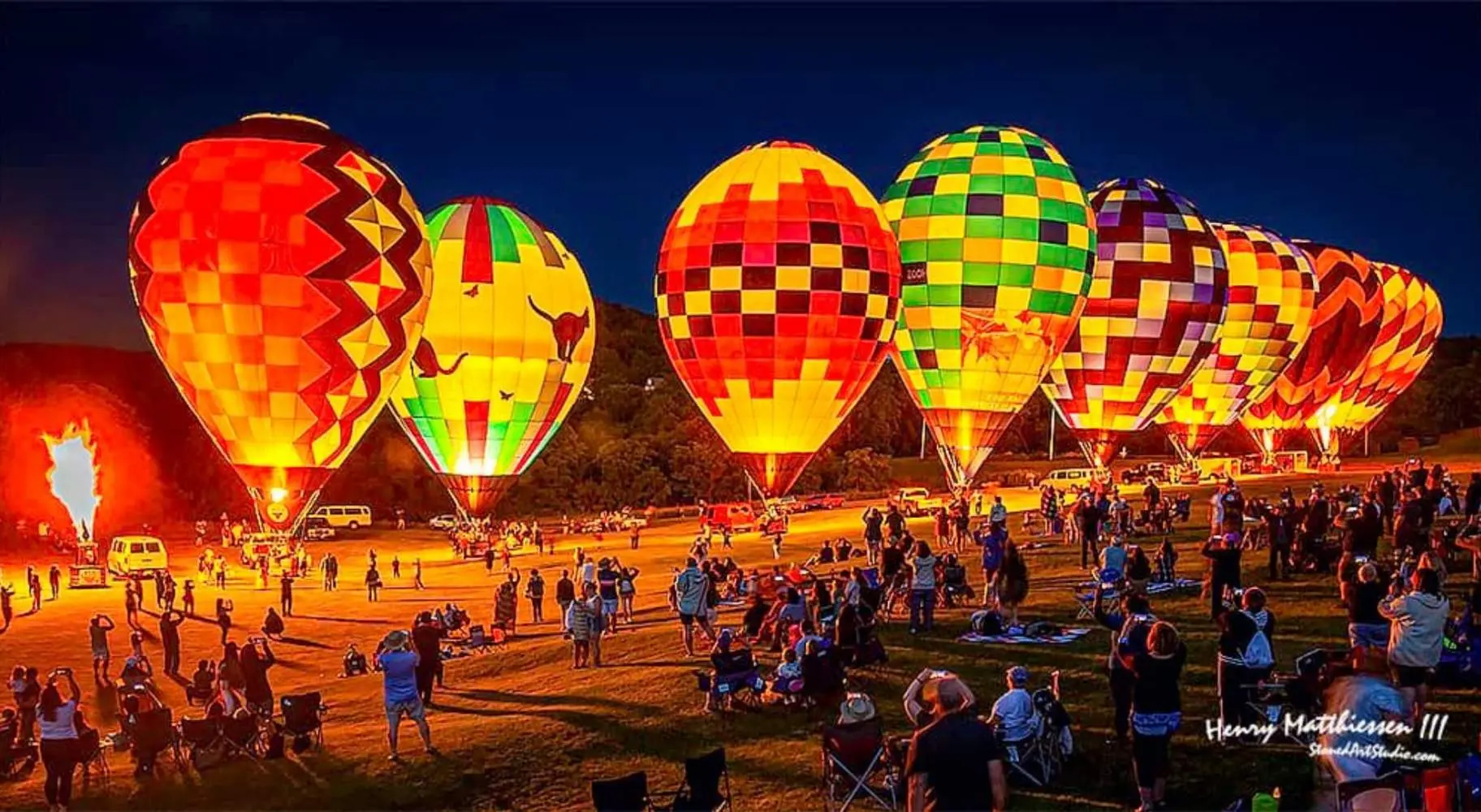 Des gens qui regardent les montgolfières