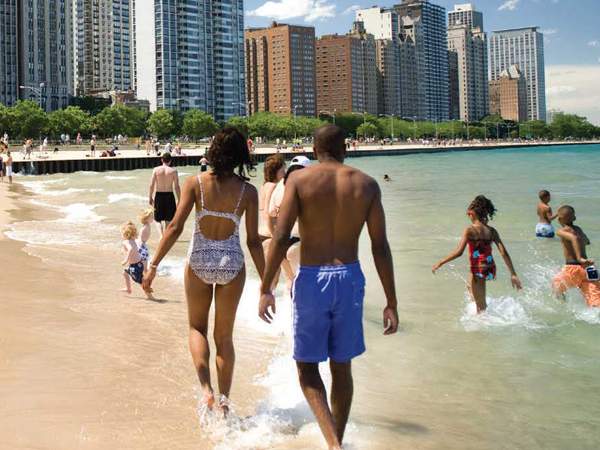 Personnes marchant sur la plage